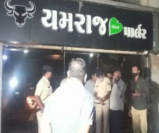 ભાડુ માગતા મોત મળ્યું:વસ્ત્રાલમાં ભાડૂઆતે કરી દુકાન માલિકની હત્યા, યમરાજ પાન પાર્લરમાં જ માથાભારે યુવકે માલિકને ઢાળી દીધો 1 ભાડુ માગતા મોત મળ્યું:વસ્ત્રાલમાં ભાડૂઆતે કરી દુકાન માલિકની હત્યા, યમરાજ પાન પાર્લરમાં જ માથાભારે યુવકે માલિકને ઢાળી દીધો
