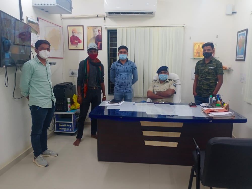 ઉતરપ્રદેશ રાજ્યના છેલ્લા છ મહિનાથી પરીવારથી વિખુટા પડી ગયેલ વ્યક્તિને તેના પરીવાર સાથે મિલાપ કરાવતી ગઢશીશા પોલીસ 1 ઉતરપ્રદેશ રાજ્યના છેલ્લા છ મહિનાથી પરીવારથી વિખુટા પડી ગયેલ વ્યક્તિને તેના પરીવાર સાથે મિલાપ કરાવતી ગઢશીશા પોલીસ