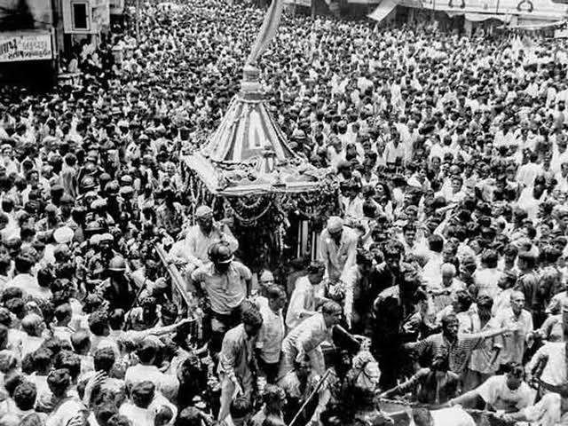 અમદાવાદમાં કોમી રમખાણો વચ્ચે પણ અટકી નથી રથયાત્રા 2 અમદાવાદમાં કોમી રમખાણો વચ્ચે પણ અટકી નથી રથયાત્રા