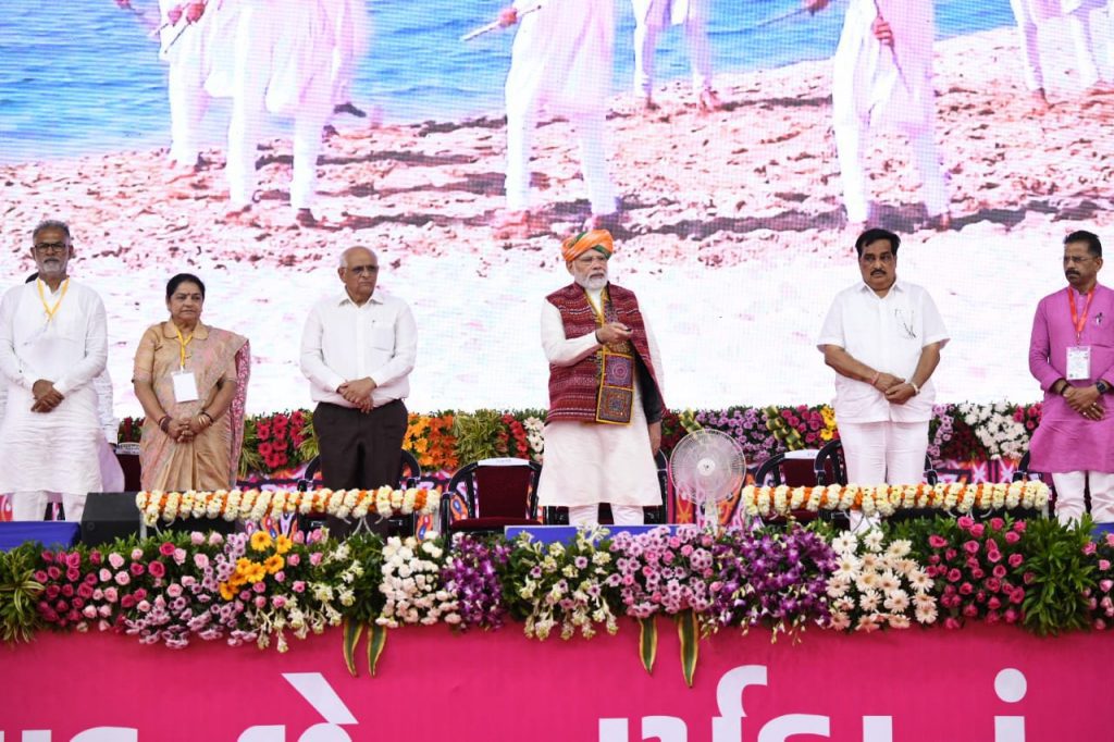 વડાપ્રધાનશ્રી નરેન્દ્રભાઈ મોદીએ સ્મૃતિવનમાં વિવિધ ૫૦ ચેકડેમ લોકાર્પણ કર્યા 1 વડાપ્રધાનશ્રી નરેન્દ્રભાઈ મોદીએ સ્મૃતિવનમાં વિવિધ ૫૦ ચેકડેમ લોકાર્પણ કર્યા