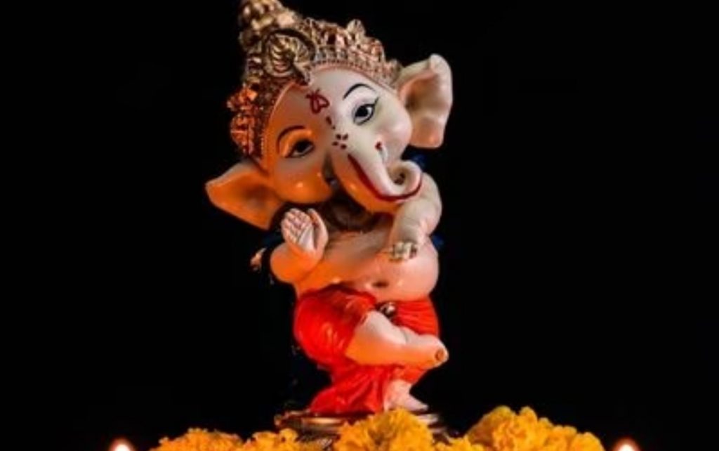 ગણેશ ચતુર્થીઃ ગણપતિની મૂર્તિની સ્થાપના કરતા પહેલા જાણો સુંઢના શુભ અને અશુભ સંકેત, આ રીતે બેસો 1 ગણેશ ચતુર્થીઃ ગણપતિની મૂર્તિની સ્થાપના કરતા પહેલા જાણો સુંઢના શુભ અને અશુભ સંકેત, આ રીતે બેસો