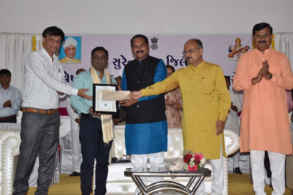 આજે છેવાડાના વિસ્તારમાં બાળકોને કમ્પ્યુટરના માધ્યમથી ઓનલાઈન શિક્ષણ આપવામાં આવે છે - કેબિનેટ મંત્રી કિરીટસિંહ રાણા 1 આજે છેવાડાના વિસ્તારમાં બાળકોને કમ્પ્યુટરના માધ્યમથી ઓનલાઈન શિક્ષણ આપવામાં આવે છે - કેબિનેટ મંત્રી કિરીટસિંહ રાણા