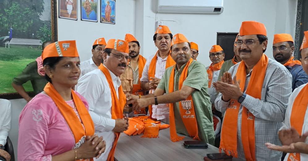 વિધાનસભાની ચૂંટણી પહેલા કોંગ્રેસ ખંડેરમાંથી કાંગરા ખરી રહ્યા છે,સાથે આપ પાર્ટીના કાર્યકરો પણ વિખરાઈ રહ્યા છે 1 વિધાનસભાની ચૂંટણી પહેલા કોંગ્રેસ ખંડેરમાંથી કાંગરા ખરી રહ્યા છે,સાથે આપ પાર્ટીના કાર્યકરો પણ વિખરાઈ રહ્યા છે