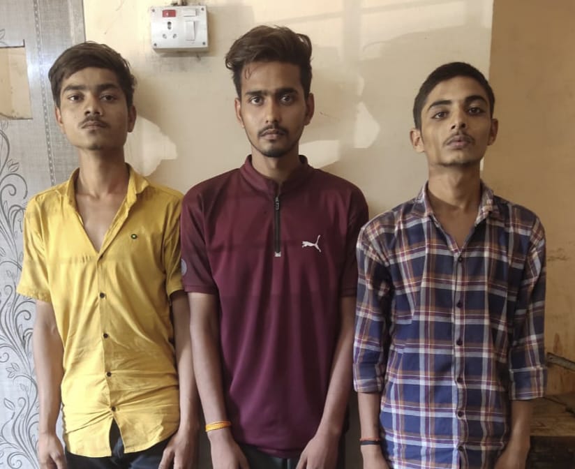 મોબાઈલ ફોનની ચીલઝડપ કરતી ગેંગને ઝડપી પાડતી કડોદરા જી. આઈ. ડી. સી. પોલીસ 1 મોબાઈલ ફોનની ચીલઝડપ કરતી ગેંગને ઝડપી પાડતી કડોદરા જી. આઈ. ડી. સી. પોલીસ