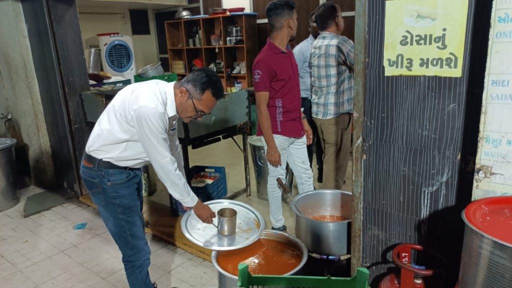 રાજકોટ મનપાની ફૂડ વિભાગ દ્વારા ખાણીપીણીના વેપારીને ત્યાં કડક ચેકીંગ: અનેક વેપારીને ફટકારી નોટીસ 1 રાજકોટ મનપાની ફૂડ વિભાગ દ્વારા ખાણીપીણીના વેપારીને ત્યાં કડક ચેકીંગ: અનેક વેપારીને ફટકારી નોટીસ