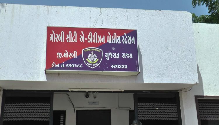 મોરબી: સમડી ગેંગનો આંતક યથાવત, ચિત્રકુટ સોસાયટીમાં વધુ એક ચીલઝડપ 1 મોરબી: સમડી ગેંગનો આંતક યથાવત, ચિત્રકુટ સોસાયટીમાં વધુ એક ચીલઝડપ