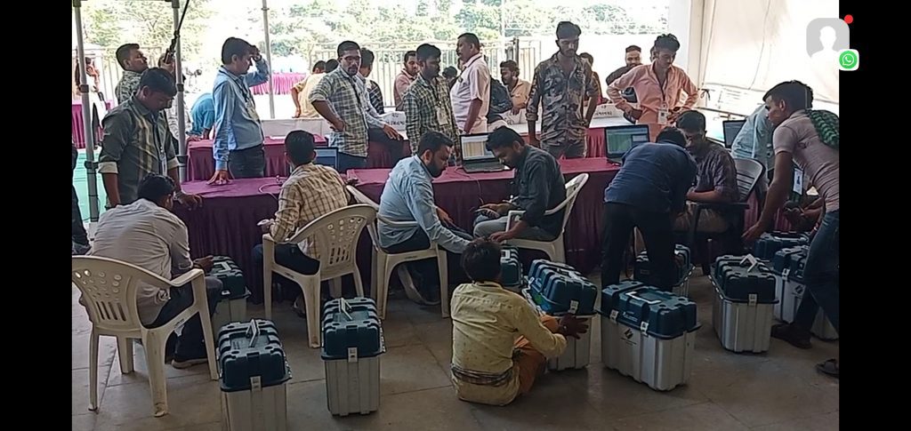 સાબરકાંઠા જિલ્લામાં 4800 થી વધારે ઇવીએમ અને વિવિપેટ જિલ્લાની ચાર વિધાનસભાઓ માટે ફાળવી દેવાયા છે 1 સાબરકાંઠા જિલ્લામાં 4800 થી વધારે ઇવીએમ અને વિવિપેટ જિલ્લાની ચાર વિધાનસભાઓ માટે ફાળવી દેવાયા છે