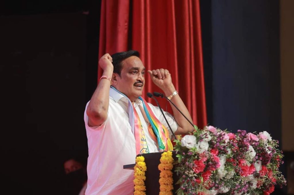 અક્ષરધામ આતંકી હુમલામાં પોતાની રિવોલ્વર લઈને આતંકીઓ સામે લડે તેવા મર્દ યોદ્ધા તમને મળ્યા છે: સી.આર.પાટીલ 1 અક્ષરધામ આતંકી હુમલામાં પોતાની રિવોલ્વર લઈને આતંકીઓ સામે લડે તેવા મર્દ યોદ્ધા તમને મળ્યા છે: સી.આર.પાટીલ
