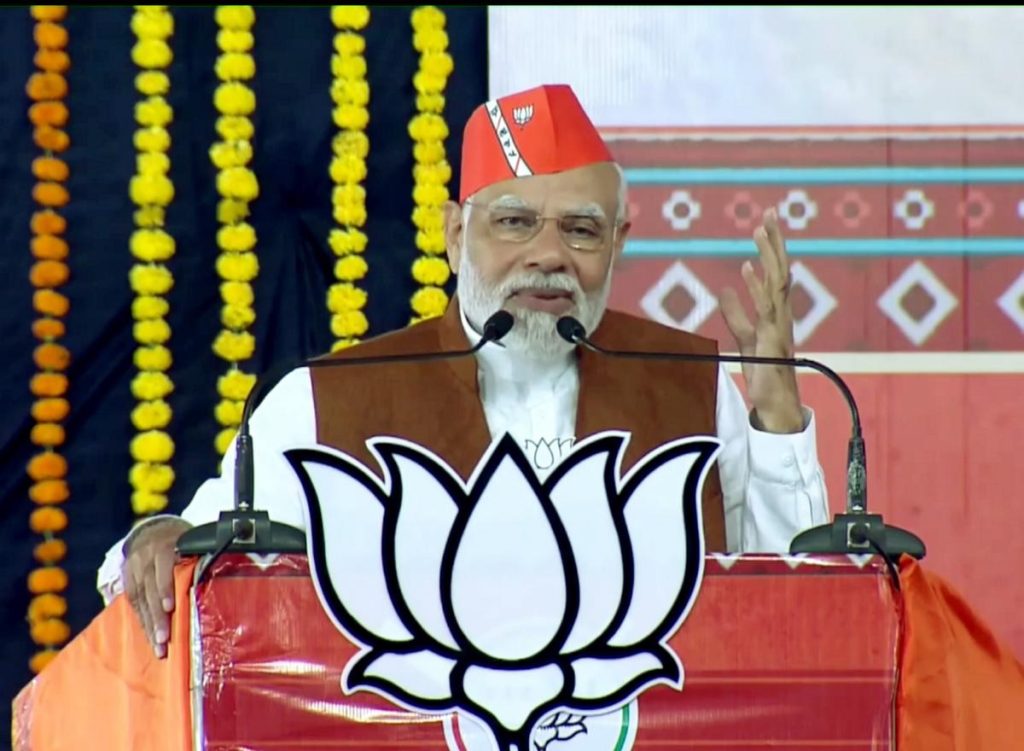 ગુજરાત વિધાનસભા ચૂંટણી 2022: વડાપ્રધાન મોદી સોમનાથ પહોંચ્યા, મંદિરમાં પૂજા કર્યા બાદ સૌરાષ્ટ્રમાં ગજવશે ચાર જનસભા 1 ગુજરાત વિધાનસભા ચૂંટણી 2022: વડાપ્રધાન મોદી સોમનાથ પહોંચ્યા, મંદિરમાં પૂજા કર્યા બાદ સૌરાષ્ટ્રમાં ગજવશે ચાર જનસભા