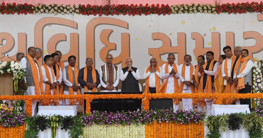 સ્વર્ણિમ સંકુલમાં જાણો કયા મંત્રીને ક્યાં ફાળવવામાં આવી ચેમ્બર, સમગ્ર મંત્રીઓએ પદભાર સંભાળી શરું કરી કામગિરી 1 સ્વર્ણિમ સંકુલમાં જાણો કયા મંત્રીને ક્યાં ફાળવવામાં આવી ચેમ્બર, સમગ્ર મંત્રીઓએ પદભાર સંભાળી શરું કરી કામગિરી