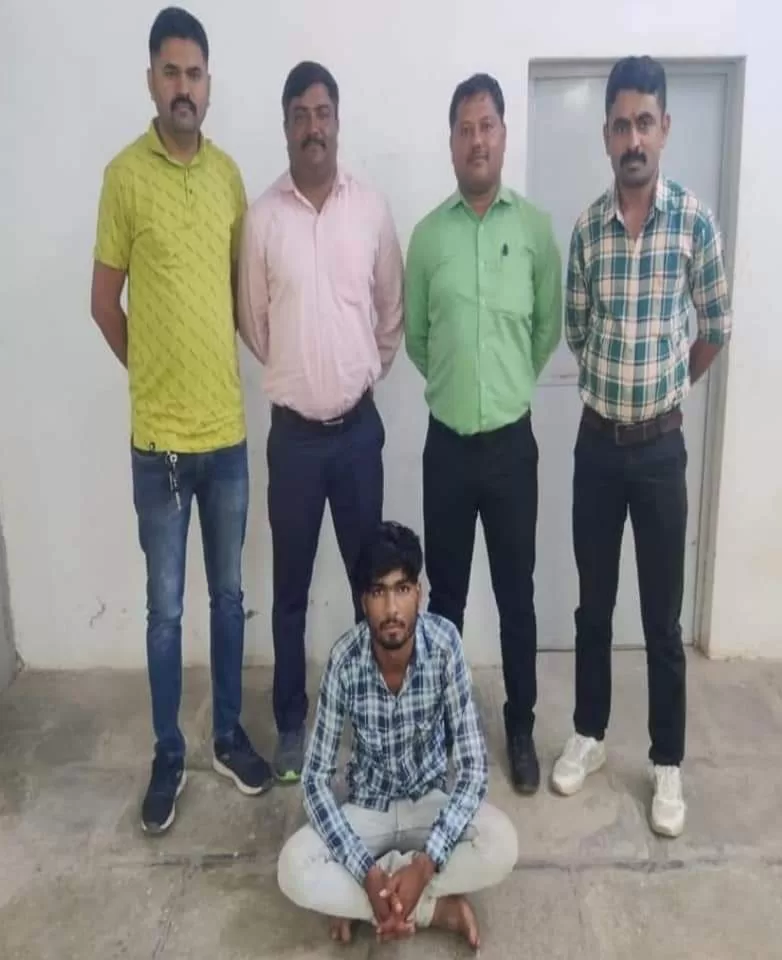 ધારી તાલુકામાં ખુલ્લા ગુનામાં નાસ્તા ફરતા આરોપીને ઝડપી ધોરણસરની કાર્યવાહી કરી 1 ધારી તાલુકામાં ખુલ્લા ગુનામાં નાસ્તા ફરતા આરોપીને ઝડપી ધોરણસરની કાર્યવાહી કરી