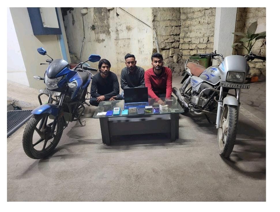 ATM થી લોકોના નાણાની ઉઠાાંતરી કરતી આંતર રાજય ગેંગ નો પર્દાફાશ વેરાવળ પોલીસે ગેંગ ના 03 સાગરીતો ને ઝડપી પાડ્યા ત્રણેય આરોપીઓ ઉત્તરપ્રદેશના રહેવસી 1 ATM થી લોકોના નાણાની ઉઠાાંતરી કરતી આંતર રાજય ગેંગ નો પર્દાફાશ વેરાવળ પોલીસે ગેંગ ના 03 સાગરીતો ને ઝડપી પાડ્યા ત્રણેય આરોપીઓ ઉત્તરપ્રદેશના રહેવસી