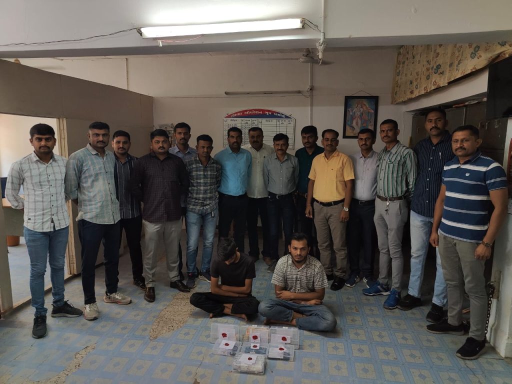 અમરેલી તાલુકા પોલીસ સ્ટેશન વિસ્તારમાંથી રૂા.૧,૧૫,૧૦૦/- ની કિંમતની બનાવટી ભારતીય ચલણી નોટો પકડી પાડી બનાવટી ચલણી નોટોના રેકેટનો પર્દાફાશ કરતી અમરેલી એસ.ઓ.જી.ટીમ. 1 અમરેલી તાલુકા પોલીસ સ્ટેશન વિસ્તારમાંથી રૂા.૧,૧૫,૧૦૦/- ની કિંમતની બનાવટી ભારતીય ચલણી નોટો પકડી પાડી બનાવટી ચલણી નોટોના રેકેટનો પર્દાફાશ કરતી અમરેલી એસ.ઓ.જી.ટીમ.