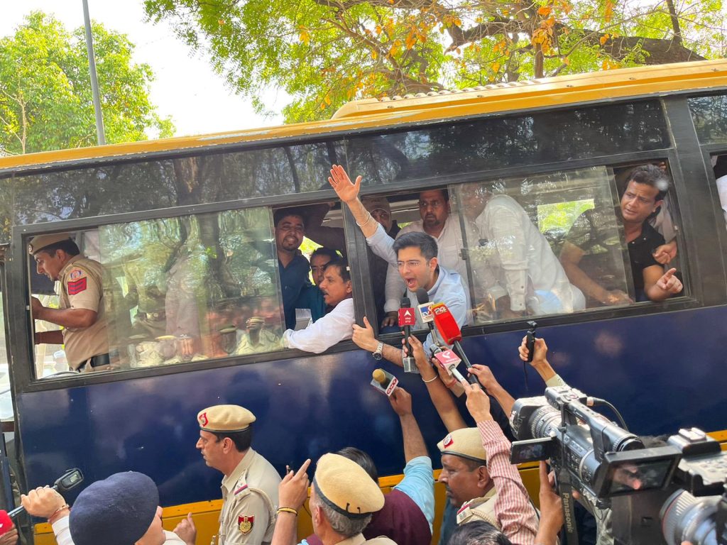 AAPના મોટા નેતાઓ અને સાંસદોની દિલ્હી પોલીસે કરી અટકાયત, CBI મુખ્યાલય બહાર ભારે હોબાળો 1 AAPના મોટા નેતાઓ અને સાંસદોની દિલ્હી પોલીસે કરી અટકાયત, CBI મુખ્યાલય બહાર ભારે હોબાળો