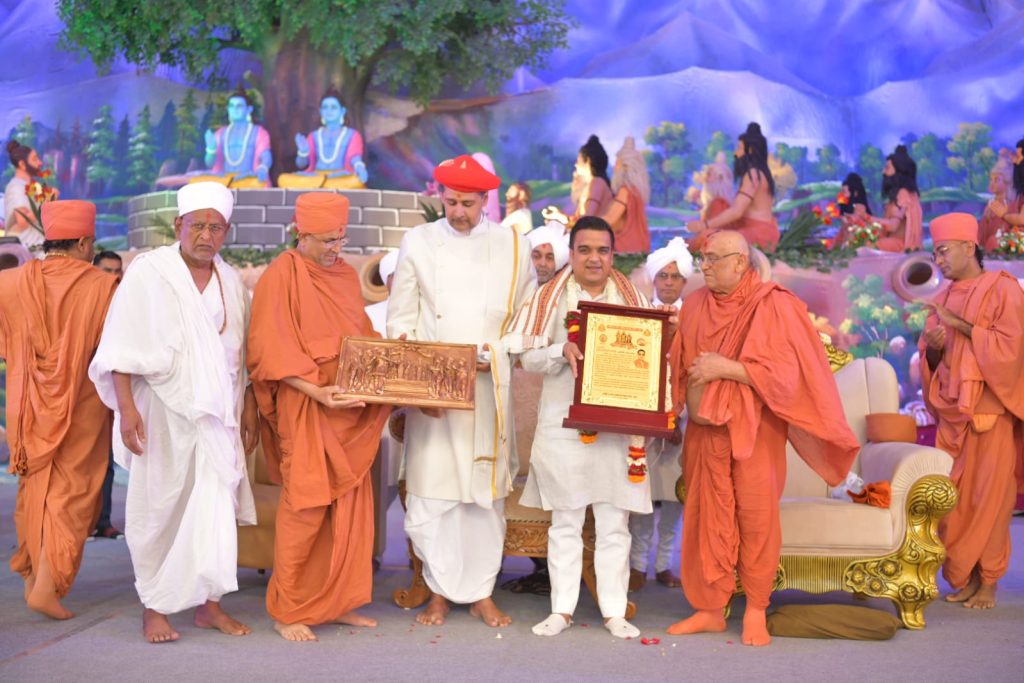 ભુજ સ્વામિનારાયણ મંદિરનો કચ્છના વિકાસ તથા સામાજીક વિકાસમાં સિંહફાળો : ગૃહમંત્રીશ્રી હર્ષ સંઘવી 1 ભુજ સ્વામિનારાયણ મંદિરનો કચ્છના વિકાસ તથા સામાજીક વિકાસમાં સિંહફાળો : ગૃહમંત્રીશ્રી હર્ષ સંઘવી