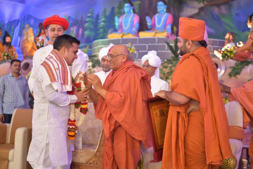 ભુજ સ્વામિનારાયણ મંદિરનો કચ્છના વિકાસ તથા સામાજીક વિકાસમાં સિંહફાળો : ગૃહમંત્રીશ્રી હર્ષ સંઘવી 2 ભુજ સ્વામિનારાયણ મંદિરનો કચ્છના વિકાસ તથા સામાજીક વિકાસમાં સિંહફાળો : ગૃહમંત્રીશ્રી હર્ષ સંઘવી