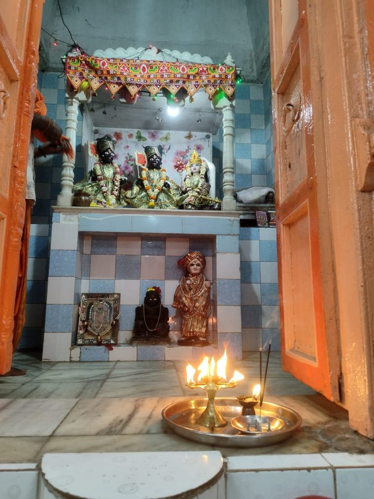 વિશ્વ હિન્દુ પરિષદ (VHP) માંડવી નગર દ્વારા "કુમતિ નિવાર સુમતિ કે સંગી" હનુમાન ચાલીસા સમૂહ પાઠ કરવા માં આવ્યો 2 વિશ્વ હિન્દુ પરિષદ (VHP) માંડવી નગર દ્વારા "કુમતિ નિવાર સુમતિ કે સંગી" હનુમાન ચાલીસા સમૂહ પાઠ કરવા માં આવ્યો