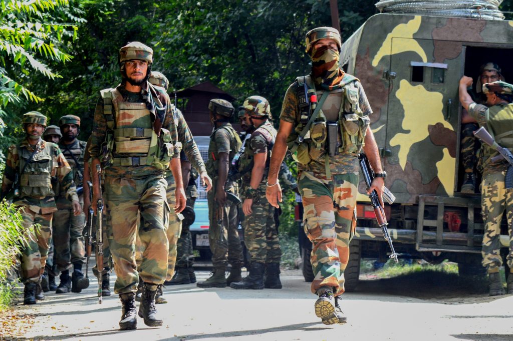 J&k : રાજૌરીમાં સુરક્ષાદળો અને આતંકીઓ વચ્ચે અથડામણમાં 5 જવાનો શહીદ 1 J&k : રાજૌરીમાં સુરક્ષાદળો અને આતંકીઓ વચ્ચે અથડામણમાં 5 જવાનો શહીદ