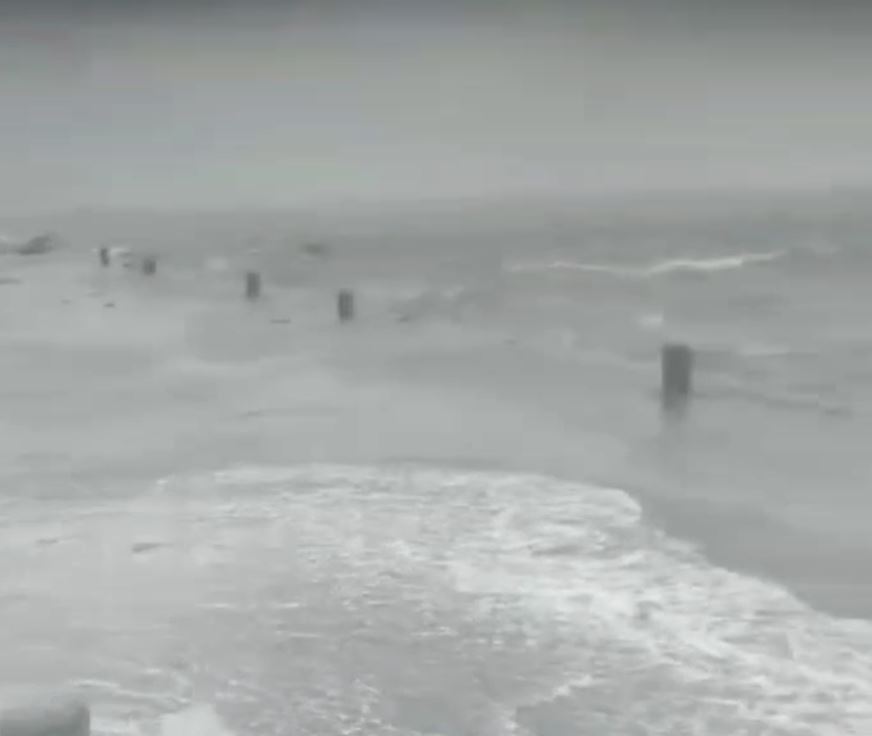 Cyclone Biparjoy : કચ્છનાં દરિયાનાં વાવાઝોડું લેન્ડફ્લો થતા ભારે પવન સાથે ધોધમાર વરસાદ 2 Cyclone Biparjoy : કચ્છનાં દરિયાનાં વાવાઝોડું લેન્ડફ્લો થતા ભારે પવન સાથે ધોધમાર વરસાદ