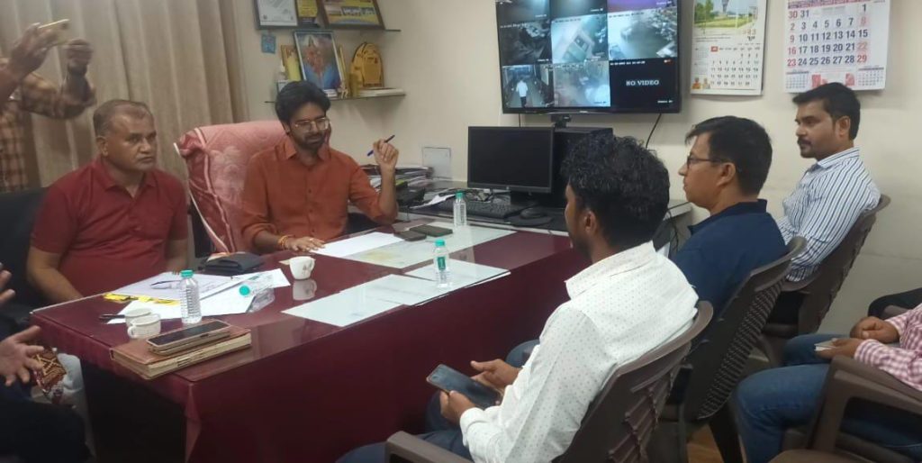 MANDVI: માંડવી બંદર ખાતે 4 નબરનું સિગ્નલ લગાવાયું, તંત્ર ને એલર્ટ કરાયો 1 MANDVI: માંડવી બંદર ખાતે 4 નબરનું સિગ્નલ લગાવાયું, તંત્ર ને એલર્ટ કરાયો