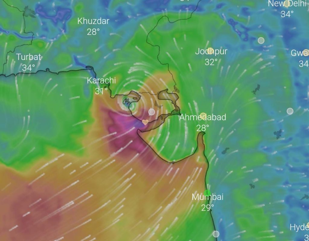 Cyclone Biparjoy : કચ્છનાં દરિયાનાં વાવાઝોડું લેન્ડફ્લો થતા ભારે પવન સાથે ધોધમાર વરસાદ 1 Cyclone Biparjoy : કચ્છનાં દરિયાનાં વાવાઝોડું લેન્ડફ્લો થતા ભારે પવન સાથે ધોધમાર વરસાદ