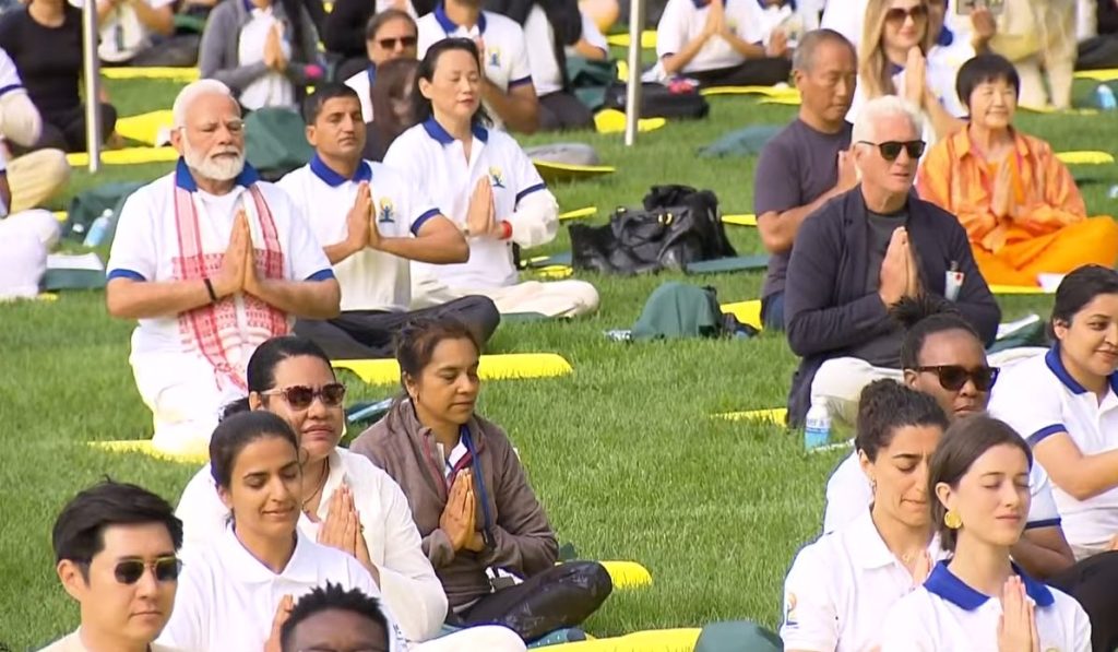 Yoga : વિશ્વગુરુ ભારતનો દુનિયાને સંદેશ,UN મુખ્યાલય માં PM મોદીએ 190 દેશોના લોકોને કરાવ્યાં યોગ 1 Yoga : વિશ્વગુરુ ભારતનો દુનિયાને સંદેશ,UN મુખ્યાલય માં PM મોદીએ 190 દેશોના લોકોને કરાવ્યાં યોગ