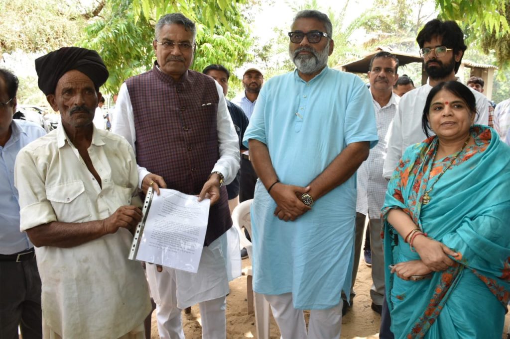 KUTCH : કૃષિમંત્રી રાઘવજીભાઈ પટેલે બિપરજોય ચક્રવાતથી અસરગ્રસ્ત કચ્છના તાલુકાઓમાં ખેડૂતોની મુલાકાત લઈને નુકસાનીનો તાગ મેળવ્યો 1 KUTCH : કૃષિમંત્રી રાઘવજીભાઈ પટેલે બિપરજોય ચક્રવાતથી અસરગ્રસ્ત કચ્છના તાલુકાઓમાં ખેડૂતોની મુલાકાત લઈને નુકસાનીનો તાગ મેળવ્યો