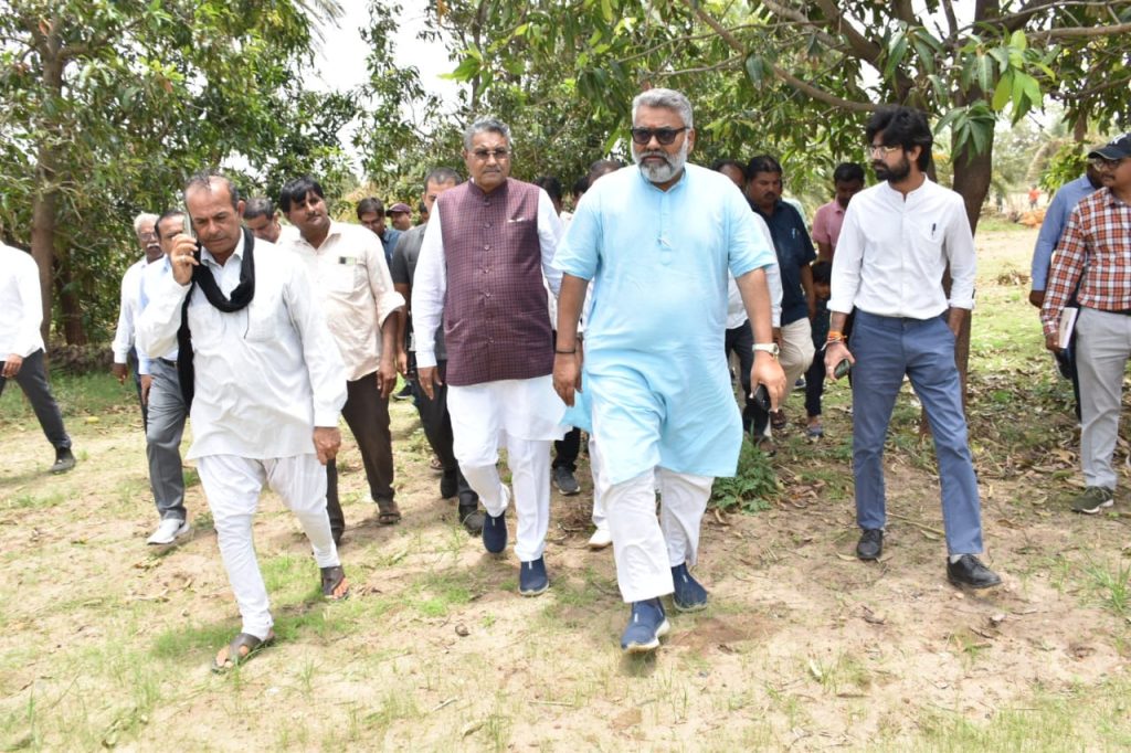 KUTCH : કૃષિમંત્રી રાઘવજીભાઈ પટેલે બિપરજોય ચક્રવાતથી અસરગ્રસ્ત કચ્છના તાલુકાઓમાં ખેડૂતોની મુલાકાત લઈને નુકસાનીનો તાગ મેળવ્યો 3 KUTCH : કૃષિમંત્રી રાઘવજીભાઈ પટેલે બિપરજોય ચક્રવાતથી અસરગ્રસ્ત કચ્છના તાલુકાઓમાં ખેડૂતોની મુલાકાત લઈને નુકસાનીનો તાગ મેળવ્યો