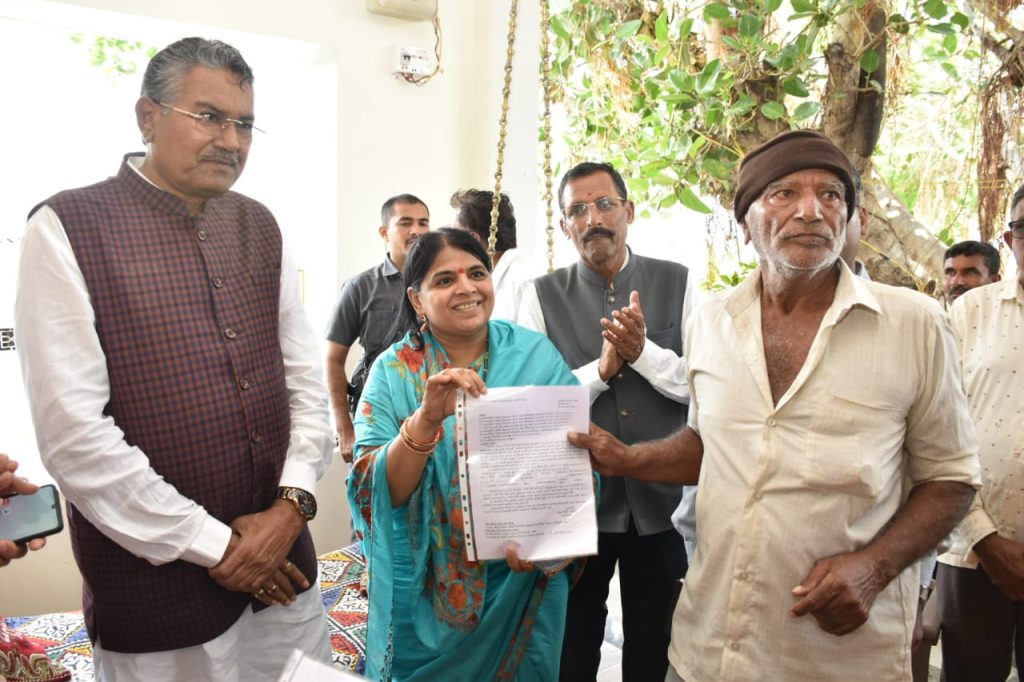 KUTCH : કૃષિમંત્રી રાઘવજીભાઈ પટેલે બિપરજોય ચક્રવાતથી અસરગ્રસ્ત કચ્છના તાલુકાઓમાં ખેડૂતોની મુલાકાત લઈને નુકસાનીનો તાગ મેળવ્યો 4 KUTCH : કૃષિમંત્રી રાઘવજીભાઈ પટેલે બિપરજોય ચક્રવાતથી અસરગ્રસ્ત કચ્છના તાલુકાઓમાં ખેડૂતોની મુલાકાત લઈને નુકસાનીનો તાગ મેળવ્યો