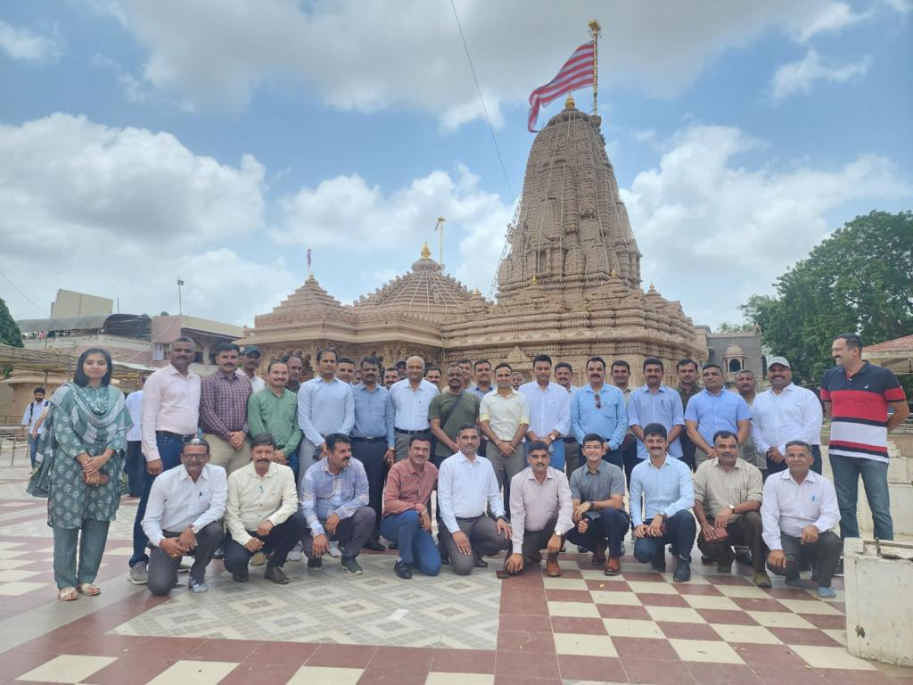 KUTCH NEWS : કચ્છ જિલ્લાના પોલીસ અધિકારીઓએ માતાના મઢમાં શીશ ઝુકાવ્યું 2 KUTCH NEWS : કચ્છ જિલ્લાના પોલીસ અધિકારીઓએ માતાના મઢમાં શીશ ઝુકાવ્યું