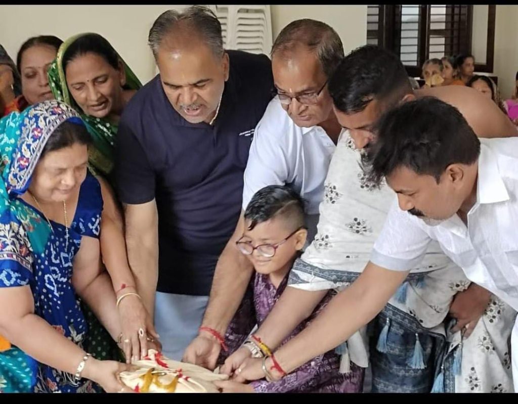 Mandvi Tapagach Jain Sangh : માંડવી તપગચ્છ જૈન સંઘમાં સાધ્વીજી ભગવંતોને ધર્મબિંદુ ગ્રંથ બોરીચા પરિવારના હસ્તે વહોરાવાયો 1 Mandvi Tapagach Jain Sangh : માંડવી તપગચ્છ જૈન સંઘમાં સાધ્વીજી ભગવંતોને ધર્મબિંદુ ગ્રંથ બોરીચા પરિવારના હસ્તે વહોરાવાયો