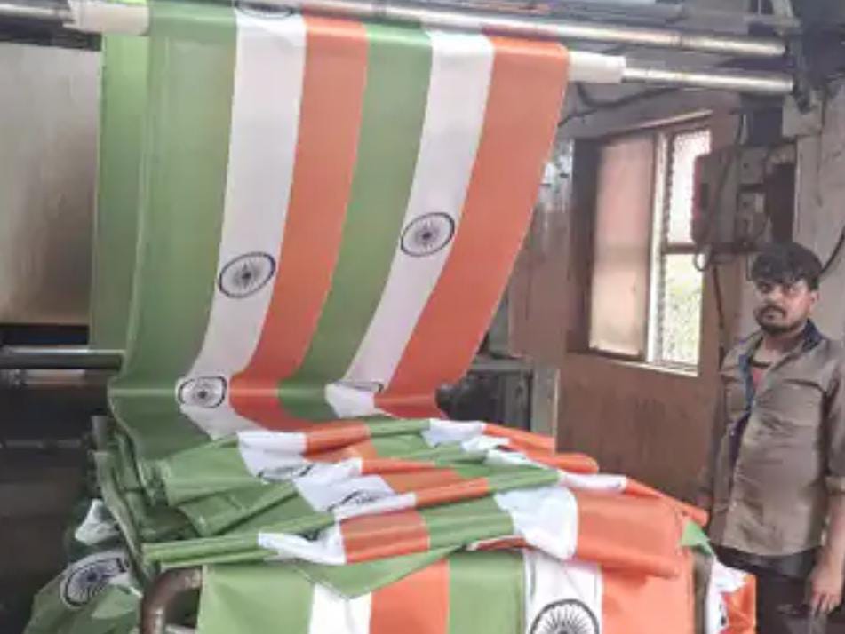 National flag : સુરતના કાપડ વેપારીને 50 લાખ તિરંગાનો મળ્યો ઓર્ડર 1 National flag : સુરતના કાપડ વેપારીને 50 લાખ તિરંગાનો મળ્યો ઓર્ડર