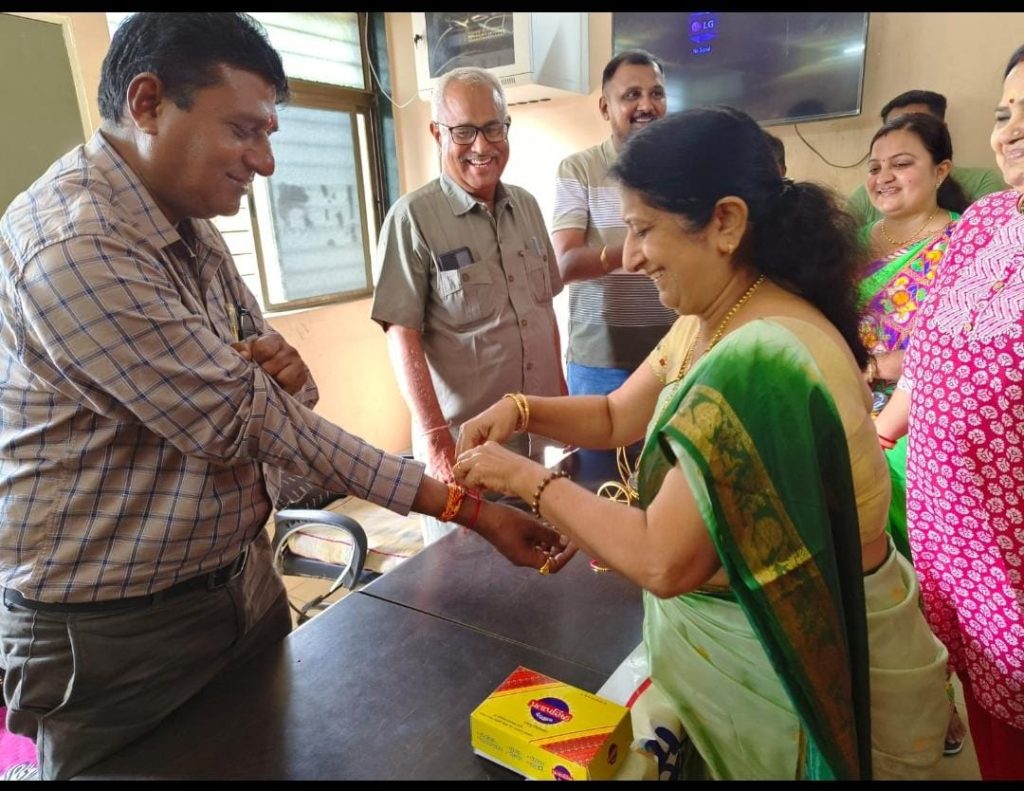Saptdhara Jain Mahila Mandal : સપ્તધારા જૈન મહિલા મંડળ દ્વારા રક્ષાબંધન ની ઉજવણી માંડવી એસ.ટી.ડેપો ના ડ્રાઈવર કંડકટર સાથે કરાઇ 2 Saptdhara Jain Mahila Mandal : સપ્તધારા જૈન મહિલા મંડળ દ્વારા રક્ષાબંધન ની ઉજવણી માંડવી એસ.ટી.ડેપો ના ડ્રાઈવર કંડકટર સાથે કરાઇ