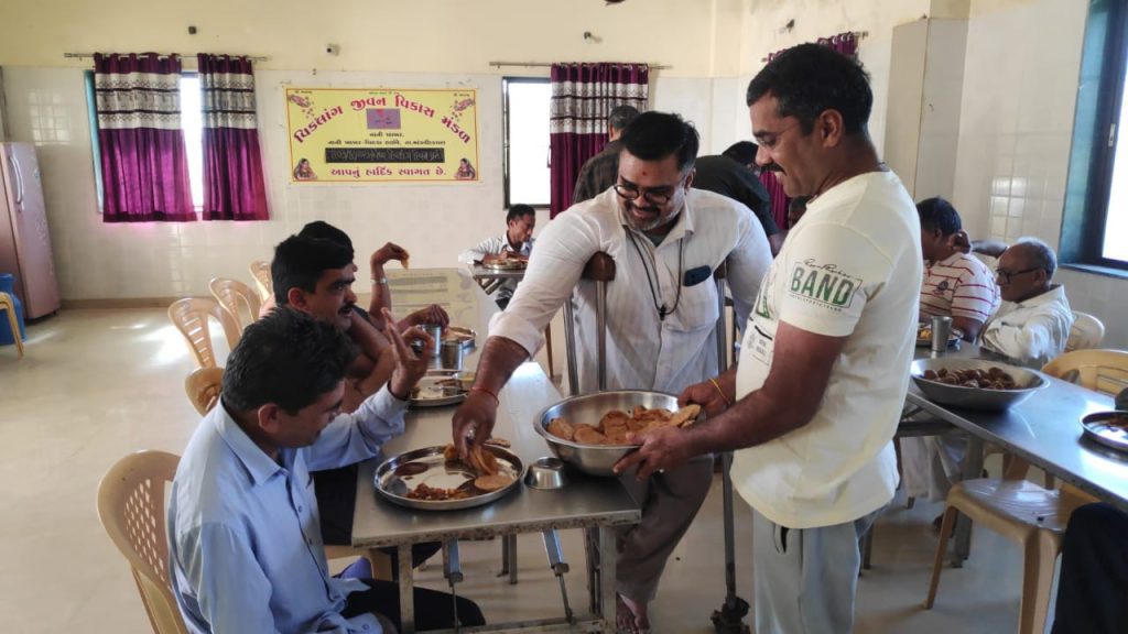 GT : વિકલાંગ આશરા ધામ ખાતે યુવાનોએ આશ્રિતોને જમાડ્યા 1 GT : વિકલાંગ આશરા ધામ ખાતે યુવાનોએ આશ્રિતોને જમાડ્યા