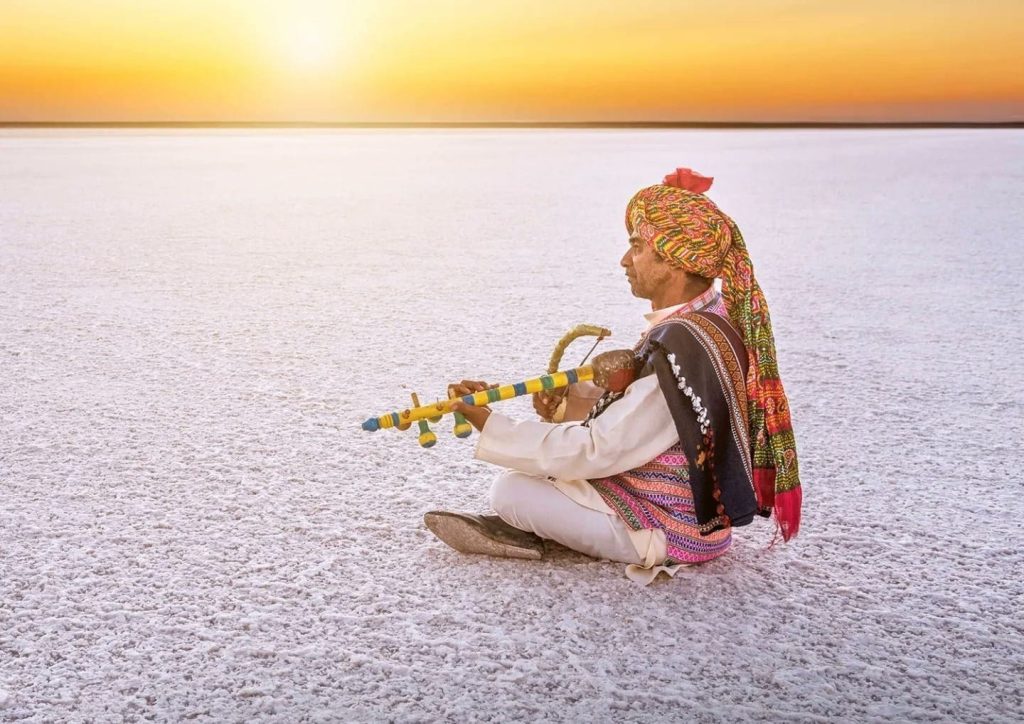 કચ્છમાં પ્રવાસન વિકાસ અંગેના વડાપ્રધાનશ્રીના વિઝનથી સફેદ રણ ધોરડોને મળ્યો છે ‘વર્લ્ડ બેસ્ટ ટૂરિઝમ વિલેજ’નો એવોર્ડ 1 કચ્છમાં પ્રવાસન વિકાસ અંગેના વડાપ્રધાનશ્રીના વિઝનથી સફેદ રણ ધોરડોને મળ્યો છે ‘વર્લ્ડ બેસ્ટ ટૂરિઝમ વિલેજ’નો એવોર્ડ