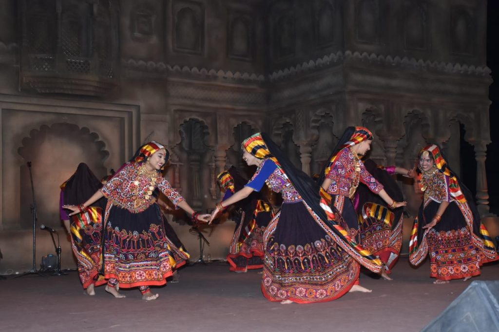 કચ્છમાં પ્રવાસન વિકાસ અંગેના વડાપ્રધાનશ્રીના વિઝનથી સફેદ રણ ધોરડોને મળ્યો છે ‘વર્લ્ડ બેસ્ટ ટૂરિઝમ વિલેજ’નો એવોર્ડ 2 કચ્છમાં પ્રવાસન વિકાસ અંગેના વડાપ્રધાનશ્રીના વિઝનથી સફેદ રણ ધોરડોને મળ્યો છે ‘વર્લ્ડ બેસ્ટ ટૂરિઝમ વિલેજ’નો એવોર્ડ