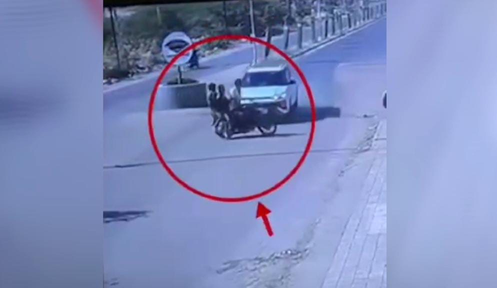 ક્રેટાએ 3 યુવકને ફૂટબોલની માફક ઉલાળ્યાં, CCTV 1 ક્રેટાએ 3 યુવકને ફૂટબોલની માફક ઉલાળ્યાં, CCTV