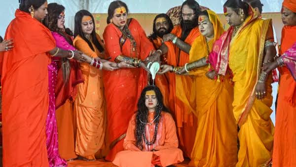 કિન્નર અખાડાનો મોટો નિર્ણય: મમતા કુલકર્ણી-લક્ષ્મી નારાયણને મહામંડલેશ્વરના પદેથી હટાવાયા 1 કિન્નર અખાડાનો મોટો નિર્ણય: મમતા કુલકર્ણી-લક્ષ્મી નારાયણને મહામંડલેશ્વરના પદેથી હટાવાયા ફાઈલ ફોટો crimekingnews