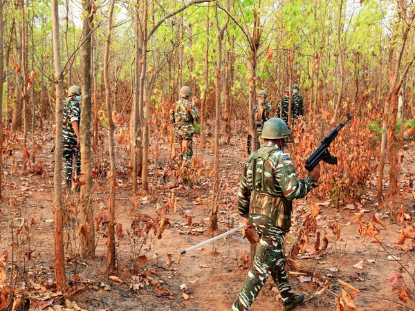 Chhattisgarh : લાલ આતંક પર પ્રહાર: એન્કાઉન્ટરમાં 31 નક્સલી ઠાર, બે વીર જવાનો શહીદ થયેલા 1 Chhattisgarh : લાલ આતંક પર પ્રહાર: એન્કાઉન્ટરમાં 31 નક્સલી ઠાર, બે વીર જવાનો શહીદ થયેલા