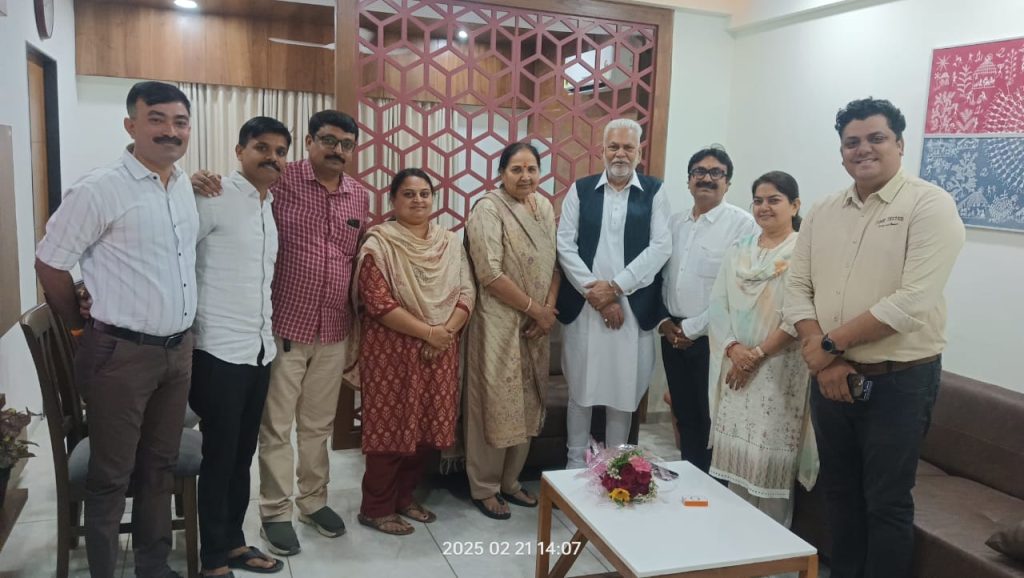 નવસારી PIનો સાંસદ રૂપાલા સાથેનો ફોટો વિવાદમાં:ધારાસભ્ય અનંત પટેલે ભાજપમાં જોડાવાનો કટાક્ષ કર્યો