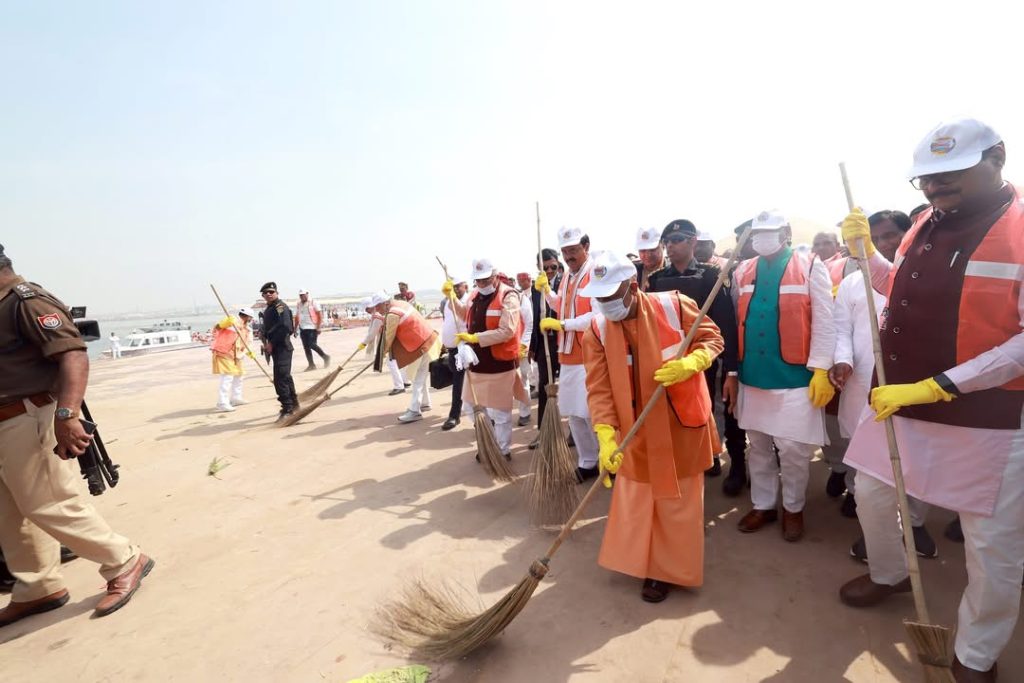 મહાકુંભનું સમાપન: CM યોગીએ સંગમ ઘાટ પર ઝાડૂ લગાવ્યું, સફાઇકર્મીઓ સાથે કર્યું ભોજન 1 મહાકુંભનું સમાપન: CM યોગીએ સંગમ ઘાટ પર ઝાડૂ લગાવ્યું, સફાઇકર્મીઓ સાથે કર્યું ભોજન મહાકુંભનું સમાપન: CM યોગીએ સંગમ ઘાટ પર ઝાડૂ લગાવ્યું, સફાઇકર્મીઓ સાથે કર્યું ભોજન