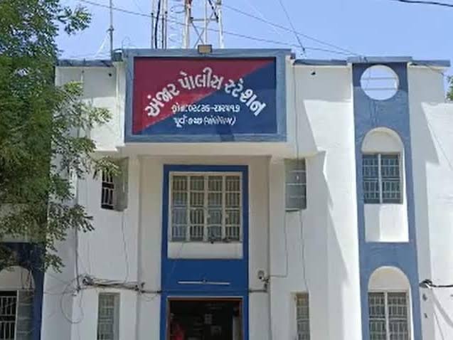 KUTCH: અંજાર મેઘપર (બો.) ના પારસનગરમાં યુવતીની તિક્ષ્ણ હથિયાર વડે હત્યા 1 KUTCH: અંજાર મેઘપર (બો.) ના પારસનગરમાં યુવતીની તિક્ષ્ણ હથિયાર વડે હત્યા KUTCH અંજાર પોલીસ સ્ટેશન ફાઈલ photo