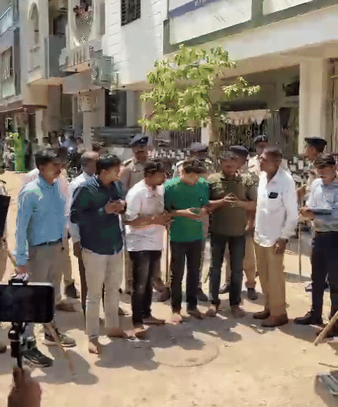 NUISANCE IN AHMEDABAD : અમદાવાદના રખિયાલ વિસ્તારમાં ઘાતક હથિયારો સાથે આતંક મચાવનાર અસામાજિક તત્ત્વોનું સરઘસ કઢાયું 1 NUISANCE IN AHMEDABAD : અમદાવાદના રખિયાલ વિસ્તારમાં ઘાતક હથિયારો સાથે આતંક મચાવનાર અસામાજિક તત્ત્વોનું સરઘસ કઢાયું NUISANCE IN AHMEDABAD