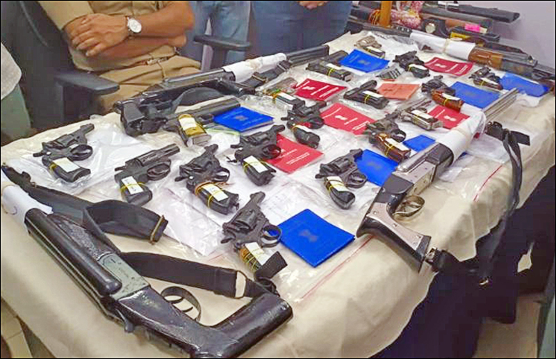 WEAPONS ILLEGAL LICENSE IN GUJARAT : ગુજરાતમાં વટ પાડવા ડાયરા કલાકારોએ પણ હથિયારો ખરીદ્યાની શંકા... 1 WEAPONS ILLEGAL LICENSE IN GUJARAT : ગુજરાતમાં વટ પાડવા ડાયરા કલાકારોએ પણ હથિયારો ખરીદ્યાની શંકા... WEAPONS ILLEGAL LICENSE