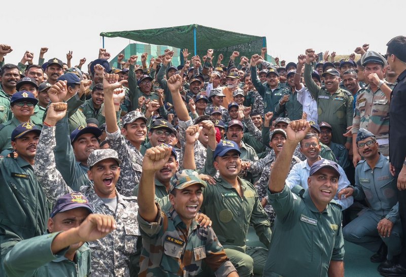 ADAMPUR AIRBASE : અચાનક આદમુપર એરબેઝ પહોંચ્યાં PM મોદી સૈનિકોએ તેમને ઓપરેશન સિંદૂર વિશે માહિતી આપી 2 ADAMPUR AIRBASE : અચાનક આદમુપર એરબેઝ પહોંચ્યાં PM મોદી સૈનિકોએ તેમને ઓપરેશન સિંદૂર વિશે માહિતી આપી ADAMPUR AIRBASE