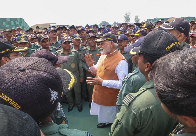 ADAMPUR AIRBASE : અચાનક આદમુપર એરબેઝ પહોંચ્યાં PM મોદી સૈનિકોએ તેમને ઓપરેશન સિંદૂર વિશે માહિતી આપી 1 ADAMPUR AIRBASE : અચાનક આદમુપર એરબેઝ પહોંચ્યાં PM મોદી સૈનિકોએ તેમને ઓપરેશન સિંદૂર વિશે માહિતી આપી ADAMPUR AIRBASE