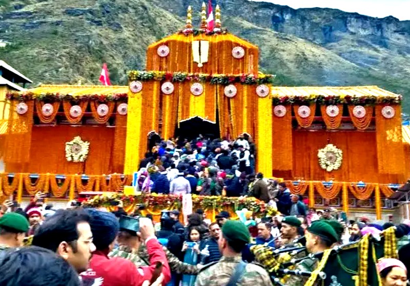 Badrinath Dham Kapat : બદ્રીનાથ ધામના કપાટ ધાર્મિક વીધી સાથે ખોલવામાં આવ્યા 1 Badrinath Dham Kapat : બદ્રીનાથ ધામના કપાટ ધાર્મિક વીધી સાથે ખોલવામાં આવ્યા Badrinath-Dham-Kapat