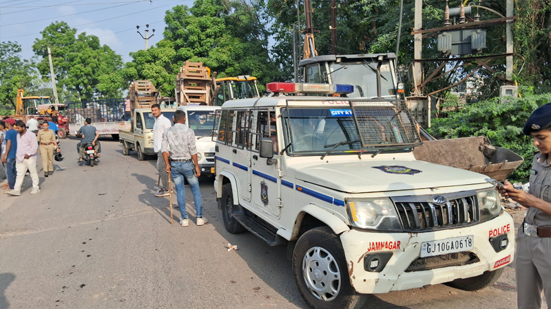 JAMNAGAR MEGA DEMOLITION : જામનગરમાં મેગા ડિમોલિશનની કાર્યવાહી શરૂ, 50,000 ચો.મી. જગ્યા ખુલ્લી કરાશે 2 JAMNAGAR MEGA DEMOLITION : જામનગરમાં મેગા ડિમોલિશનની કાર્યવાહી શરૂ, 50,000 ચો.મી. જગ્યા ખુલ્લી કરાશે JAMNAGAR MEGA DEMOLITION-2