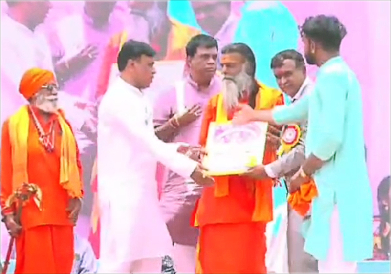 MARRIAGE : નાગલપર ગામ નજીક ગુરુ ગરવા સમાજના 18મા સમૂહલગ્નમાં કુકમા આશ્રમના મહંત પર જાહેરમાં જીવલેણ હુમલો 1 MARRIAGE : નાગલપર ગામ નજીક ગુરુ ગરવા સમાજના 18મા સમૂહલગ્નમાં કુકમા આશ્રમના મહંત પર જાહેરમાં જીવલેણ હુમલો MARRIAGE
