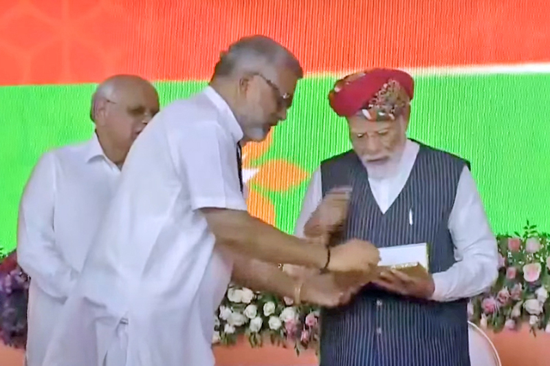 PM MODI IN BHUJ 1